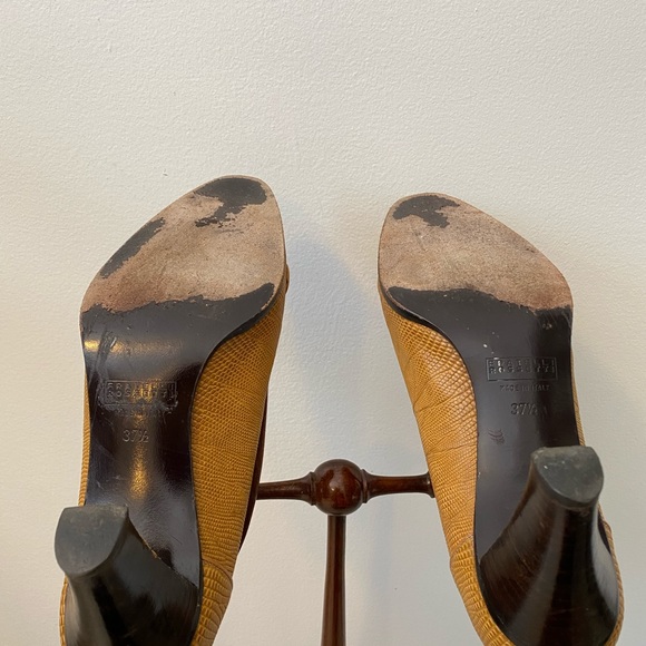 Mustard textured pumps - Picture 10 of 10